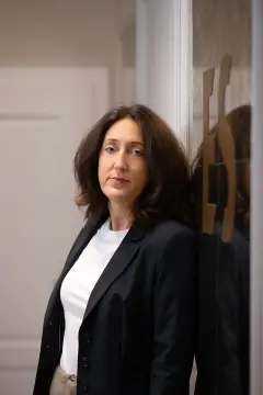 Adwokat Magdalena Eckersdorf przy logo E&S w siedzibie kancelarii