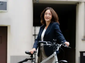 Adwokat Magdalena Eckersdorf z rowerem w centrum Łodzi