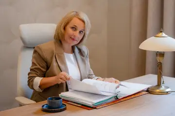 Radca prawny Marta Siewiera-Misiuda przy biurku w kancelarii