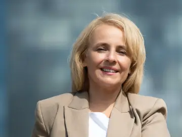 Radca prawny Marta Siewiera-Misiuda na tle przeszklonej elewacji w Łodzi