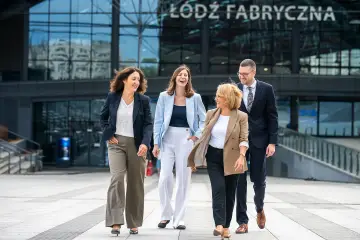 Zespół Kancelarii E&S przed Dworcem Łódź Fabryczna