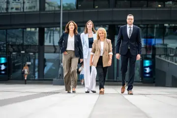 Zespół Kancelarii E&S przed Dworcem Łódź Fabryczna