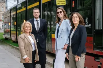 Zespół Kancelarii E&S przy przystanku tramwajowym w Łodzi