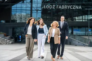 Zespół Kancelarii E&S przed Dworcem Łódź Fabryczna